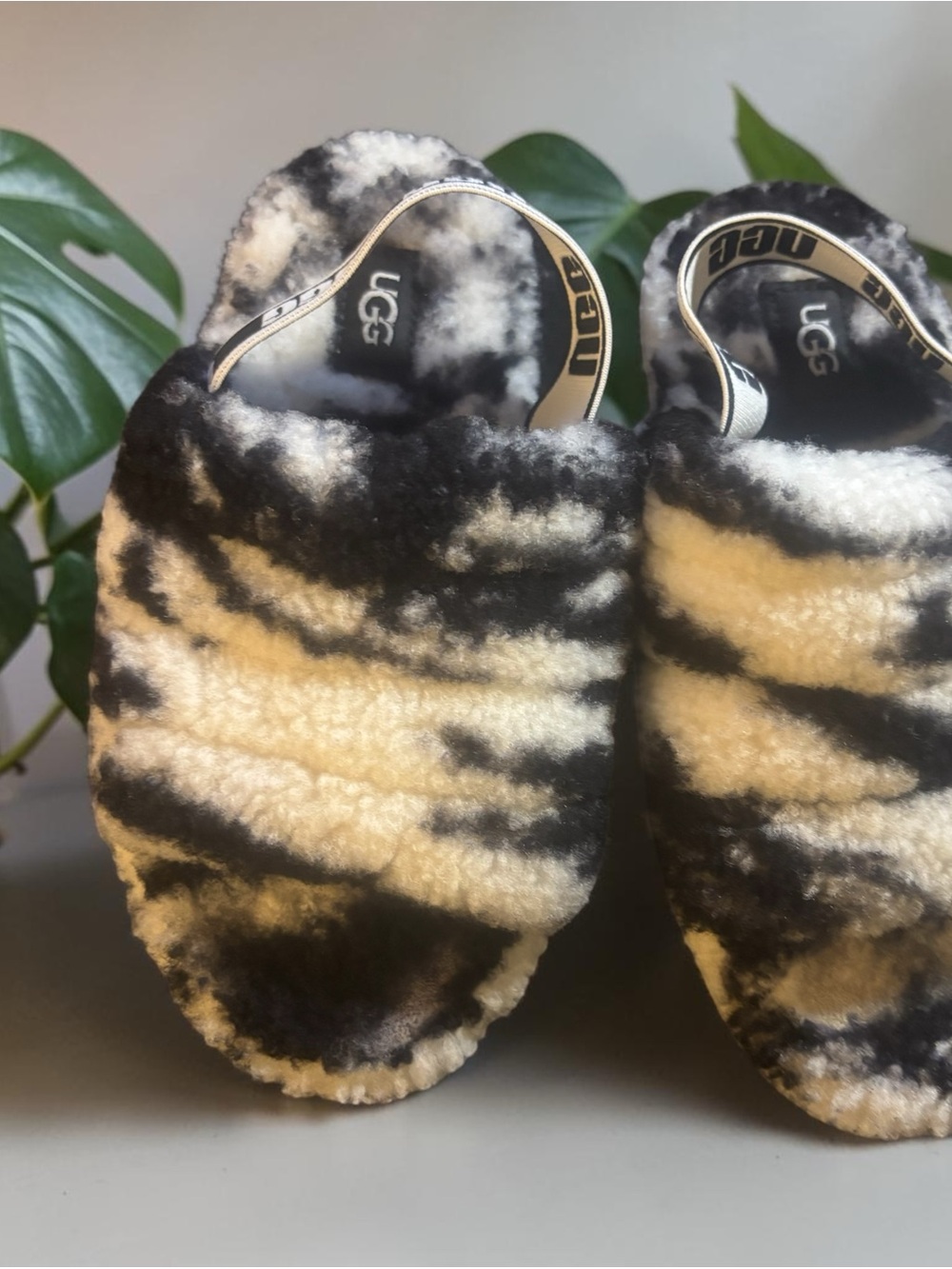 UGG Tie-Dye Shearling Fluff Slides in Black & Cream